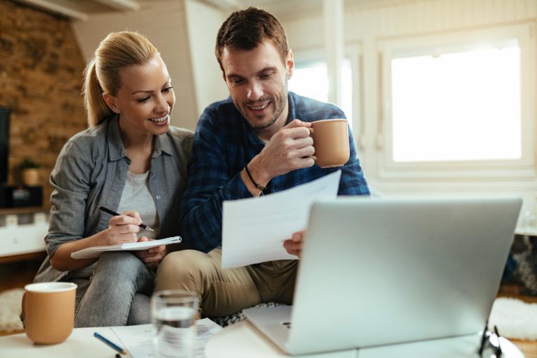 un couple étudiant un rachat de crédit sur internet