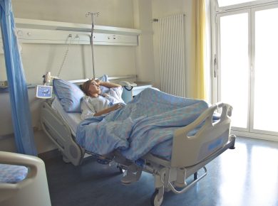 femme allongée sur un lit d'hopital