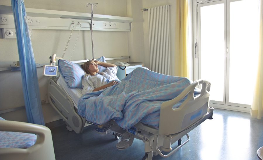 femme allongée sur un lit d'hopital